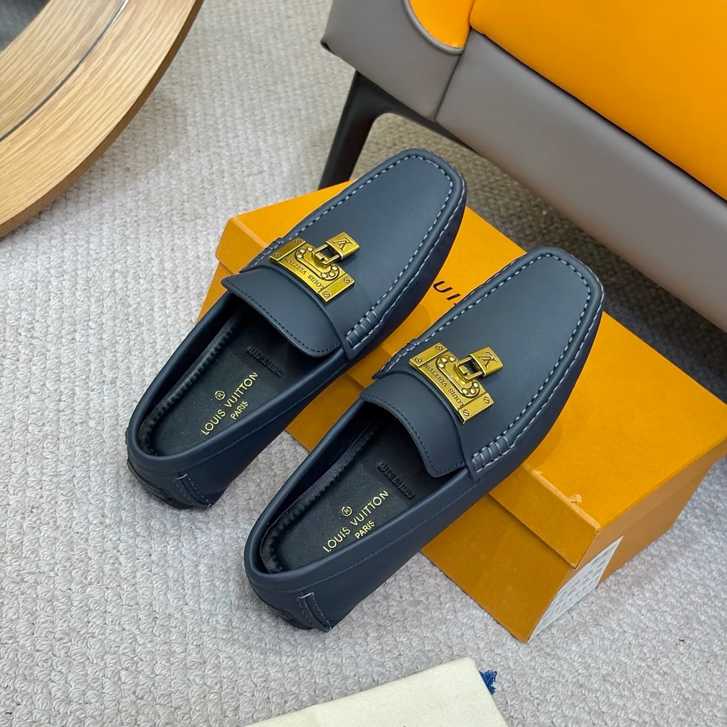 Men's men's shoes 💰420 (Yangli) LV 2⃣️0⃣️2⃣️5️⃣Spring and summer counter GLORIA series models ✈️Original factory special leather production, original last type. A classic driving slip-on casual shoe that shows an elegant style with exquisite craftsmanship details such as Monogram embossing all over the upper🌀Italian imported calfskin fabric Sheepskin foot pads➕Inside～Private mold replica sole Unique style Comfortable driving slip-on Size: 4-12 (38-46) Comes with [Counter packaging: original box, wrapping paper, card, instruction manual, shoehorn, cloth bag] No pressure to enter and leave the counter!